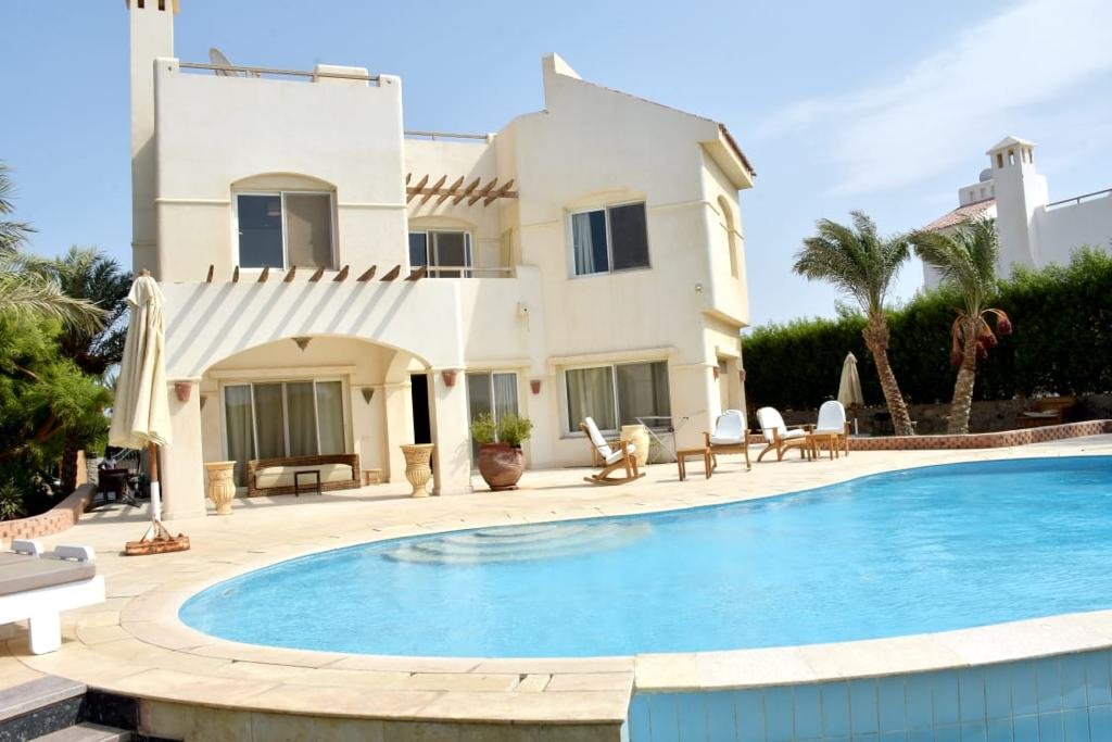 Modern villa for sale in Hurghada with private garden and pool